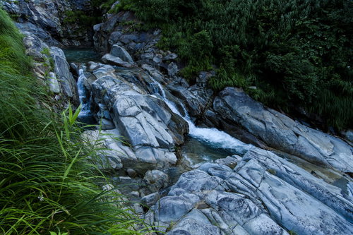 巻機山のヌクビ沢登山道を流れる清流と岩場