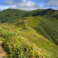 どこまでも続く割引山から巻機山への稜線と登山道の写真