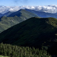 巻機山から谷川岳へと続く上越国境尾根の山々の写真