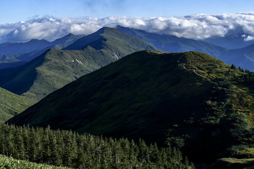 巻機山から谷川岳へと続く上越国境尾根の山々