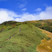 雲が晴れた巻機山山頂への登山道 新潟の百名山の写真