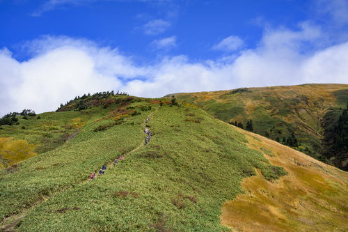 雲が晴れた巻機山山頂への登山道 新潟の百名山
