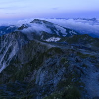 夜明けを待つ北アルプス白馬岳の険しい稜線と山小屋の風景の写真
