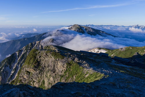 雲海に浮かぶ白馬岳と杓子岳の稜線 北アルプス
