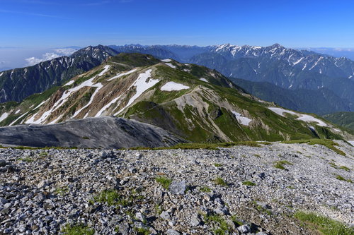 白馬岳から望む唐松岳方面、残雪に彩られた北アルプスの稜線