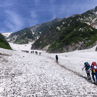 日本百名山・白馬岳の白馬大雪渓を登る登山者たちの写真