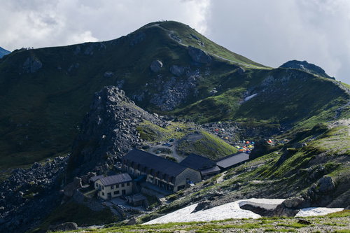 白馬岳の広大なテント場に設営された登山者のテント