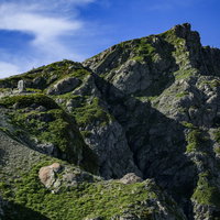 白馬岳山頂の苔むした岩肌と高山の絶景 登山愛好家向けの写真