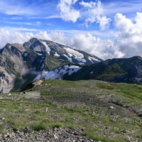高原から望む白馬杓子岳と白馬鑓の遠景 残雪の連峰の写真