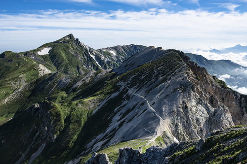 白馬鑓から見る白馬杓子岳と白馬岳の稜線 北アルプス