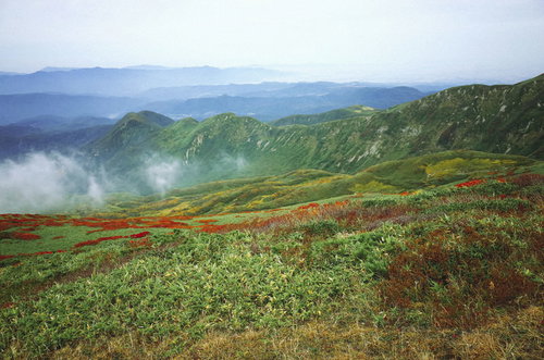 時折ガスが迫る月山の山肌、日本百名山の雄大な景観