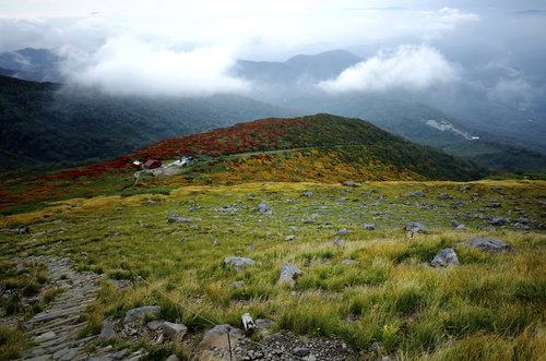 月山ロープウェイから眺める秋の紅葉に染まる山肌