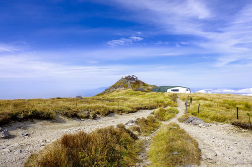 紅葉時期の青空に映える月山山頂付近の登山道