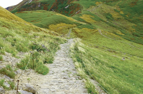 日本百名山・月山の良く整備された登山道と草原の景観