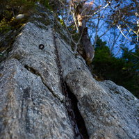 日本百名山・甲斐駒ヶ岳の垂直な岩壁にかけられた登山用の鎖の写真