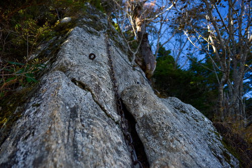 日本百名山・甲斐駒ヶ岳の垂直な岩壁にかけられた登山用の鎖