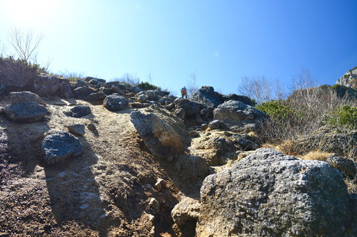 森林限界を越え白砂の地面が見えてくる甲斐駒ヶ岳黒戸尾根