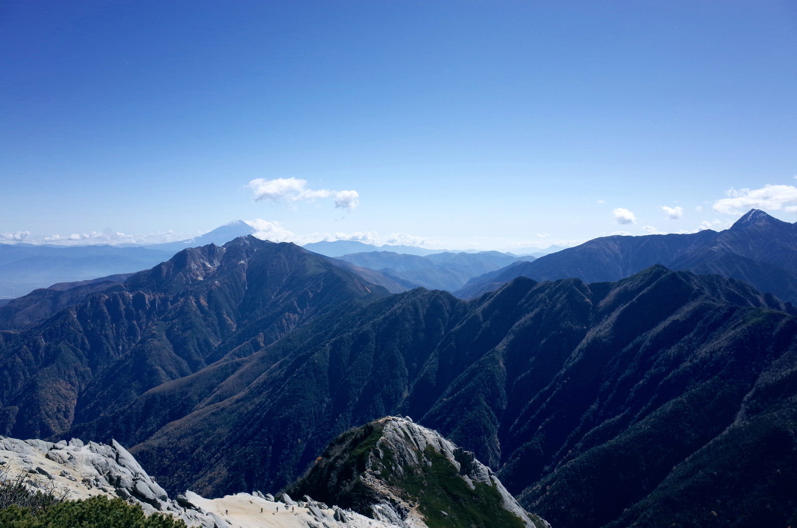 甲斐駒ヶ岳山頂から望む鳳凰山と富士山を含む山岳パノラマ