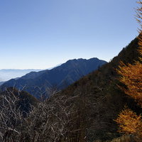甲斐駒ヶ岳の黒戸尾根から望む鳳凰三山と秋の山並みの写真