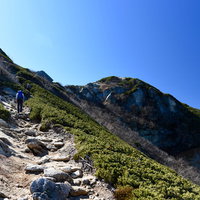 澄んだ青空と甲斐駒ヶ岳の稜線風景 南アルプスの登山道の写真
