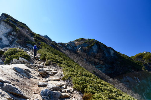 澄んだ青空と甲斐駒ヶ岳の稜線風景 南アルプスの登山道