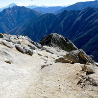 白砂が広がる甲斐駒ヶ岳山頂の景色と南アルプスの絶景の写真