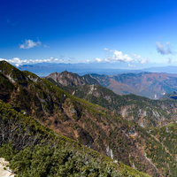 紅葉する南アルプス北部・甲斐駒ヶ岳と連なる山々の景色の写真