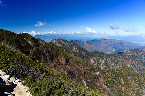 紅葉する南アルプス北部・甲斐駒ヶ岳と連なる山々の景色
