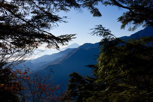 黒戸尾根から見る富士山と甲斐駒ヶ岳の夕暮れシルエット