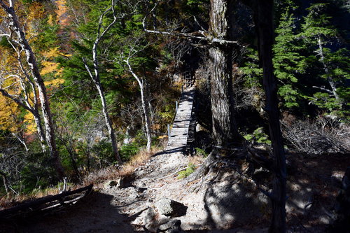 甲斐駒ヶ岳・黒戸尾根の登山道にかけられた木製の橋