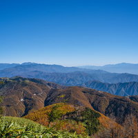 唐松紅葉で真っ赤に染まる恵那山周辺の山並みの写真