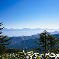 恵那山から見るアルプスの長大な稜線と連なる山々の写真
