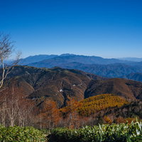 恵那山の山頂から望む中央アルプス方面の山々の写真
