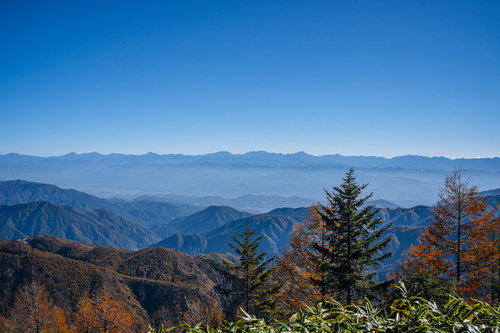 日本百名山・恵那山から見る南アルプス方面の山脈