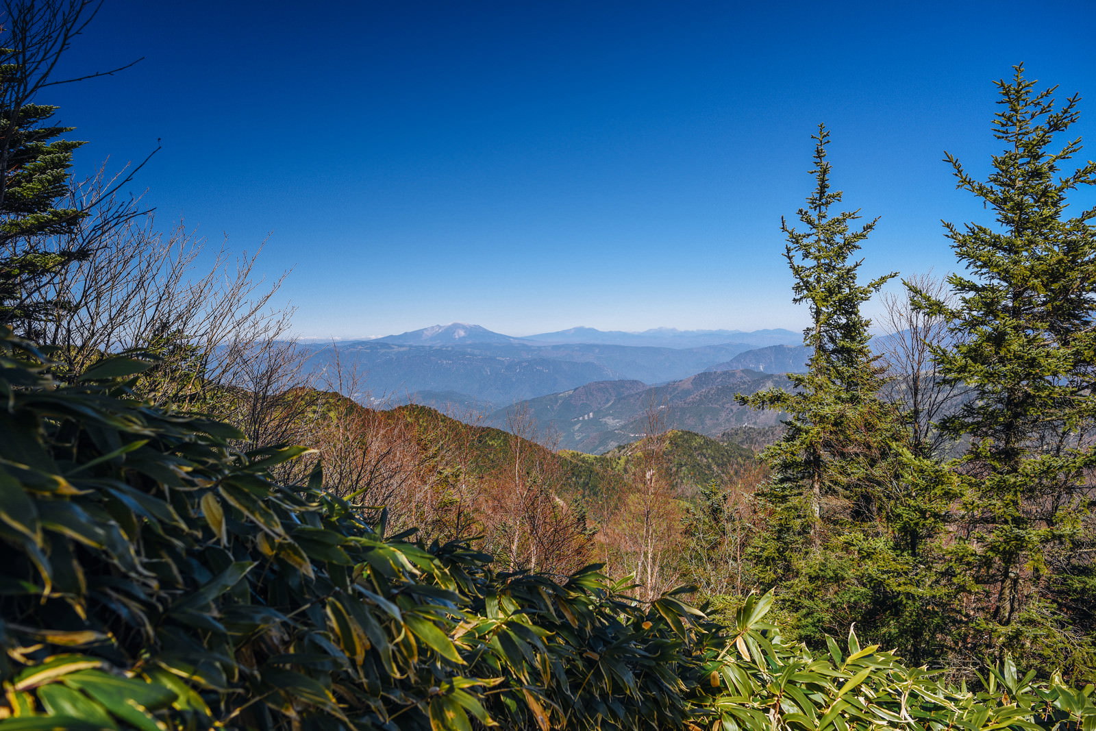 恵那山山頂から見た御嶽山方面の山並みと青空