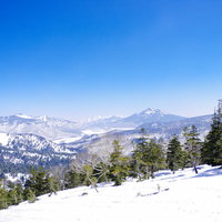 GW時期も雪に包まれる至仏山と尾瀬の雪景色の写真