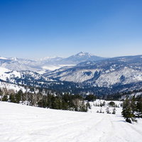 尾瀬の向こうに見える雪化粧の燧ヶ岳と至仏山の写真