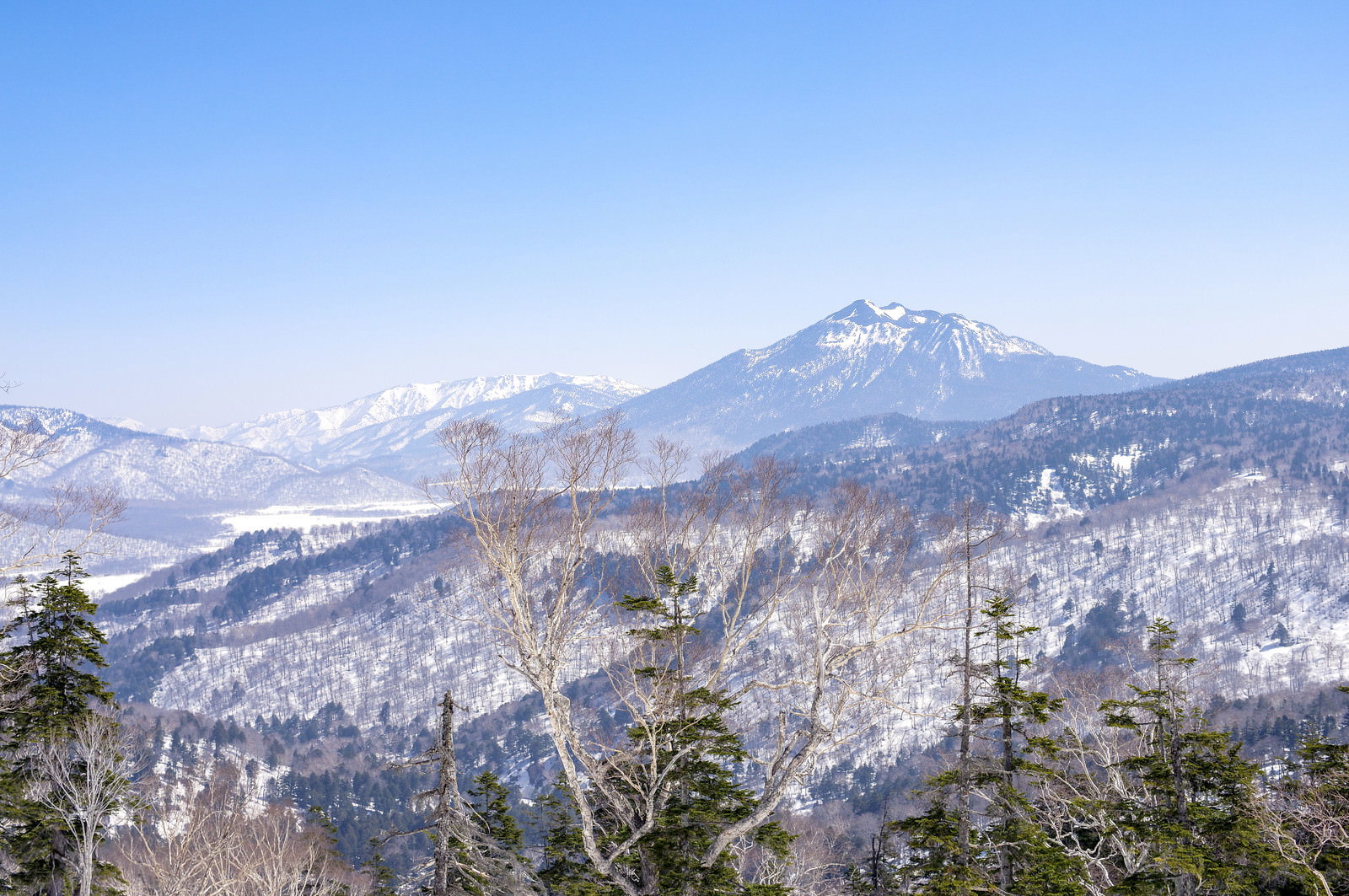 雪化粧した燧ヶ岳を至仏山方面から望む4月の山岳風景