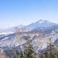 至仏山方面から見る4月の燧ヶ岳、雪化粧した日本百名山の写真