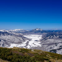雪解けが進む100名山・至仏山と燧ヶ岳の春の山肌の写真