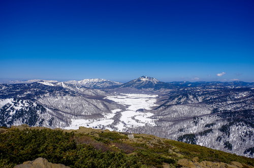 雪解けが進む100名山・至仏山と燧ヶ岳の春の山肌