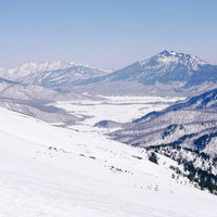 雪に閉ざされた100名山の燧ヶ岳と尾瀬湿原の写真