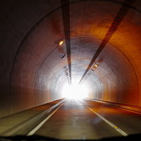 両神山の100名山登山道、八丁峠へと向かうトンネルの写真