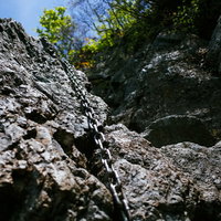 日本百名山・両神山の絶壁にかけられた登山用の鎖の写真