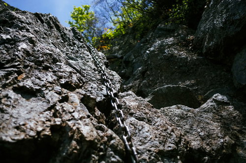 日本百名山・両神山の絶壁にかけられた登山用の鎖