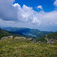 大菩薩嶺の稜線から見る大菩薩湖と周辺の山々の写真