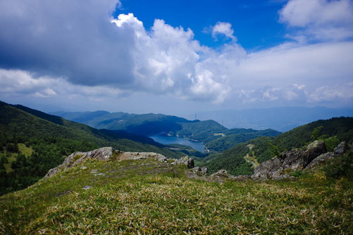 大菩薩嶺の稜線から見る大菩薩湖と周辺の山々