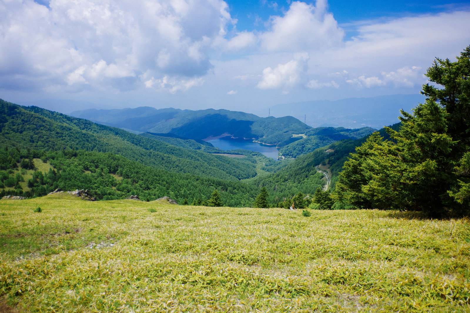 大菩薩嶺から見下ろした大菩薩湖と周囲の山々の風景