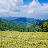 大菩薩嶺の山頂から見下ろす大菩薩湖と周囲の山々の写真