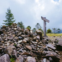日本百名山・大菩薩嶺の大菩薩峠に積み上げられた石の写真